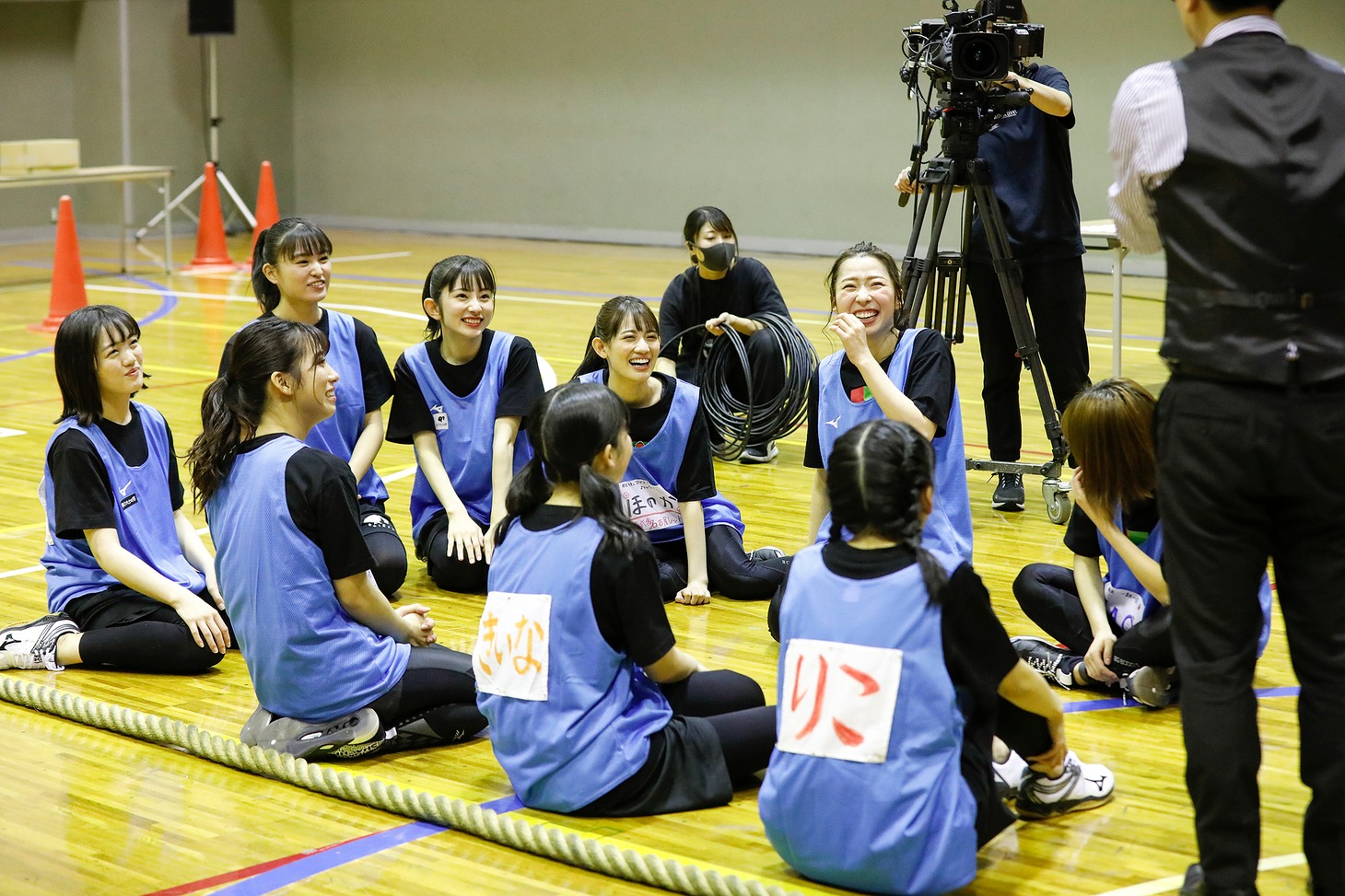綱引きで負けてもヘラヘラしているTEAM SHACHIとばってん少女隊の合同チーム。（撮影：笹森健一）