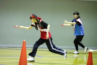 ピンポン玉をラケットに乗せて運ぶ橘花怜と春乃きいな。（撮影：笹森健一）