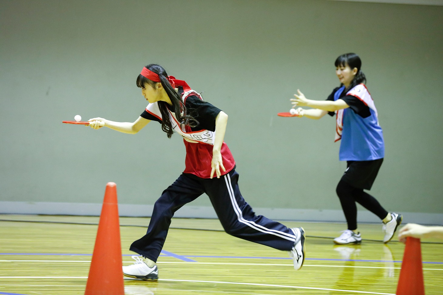 ピンポン玉をラケットに乗せて運ぶ橘花怜と春乃きいな。（撮影：笹森健一）