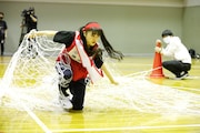 網をくぐり抜ける橘花怜。(撮影:笹森健一)