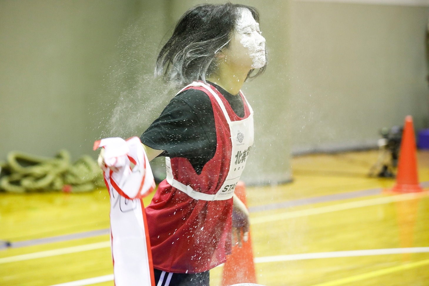 粉の中から飴を見つけた北美梨寧。（撮影：笹森健一）