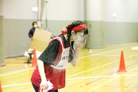 粉の中から飴を見つけた律月ひかる。（撮影：笹森健一）