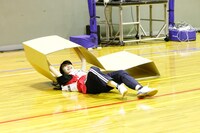 キャタピラにほぼ入っていない吉瀬真珠。（撮影：笹森健一）