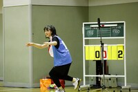 ぐるぐるバットでよろける希山愛。（撮影：笹森健一）