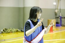 粉まみれの顔でピースをする希山愛。（撮影：笹森健一）