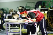 飴を探す走る星野蒼良と安杜羽加。(撮影:笹森健一)