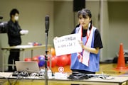 負けが確定し1人だけ粉にまみれなかった上田理子。(撮影:笹森健一)