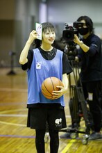 マジックカードを掲げる瀬田さくら。（撮影：笹森健一）