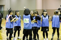 見事にゴールを決めた坂本遥奈を抱きしめる秋本帆華（中央）。（撮影：笹森健一）