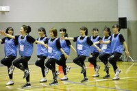 入場するTEAM SHACHIとばってん少女隊の合同チーム。（撮影：笹森健一）