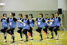 入場するTEAM SHACHIとばってん少女隊の合同チーム。（撮影：笹森健一）