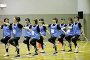 入場するTEAM SHACHIとばってん少女隊の合同チーム。(撮影:笹森健一)