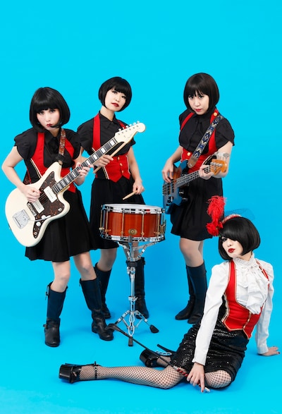 キノコホテル。右から2番目がジュリエッタ霧島（電気ベース）。