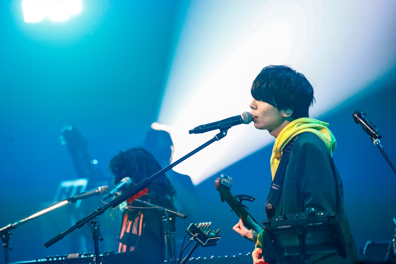 川谷絵音（Vo, G, Syn）（撮影：小境勝巳）