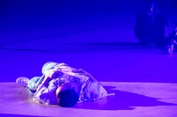 倒れる休日課長（B）。（撮影：小境勝巳）