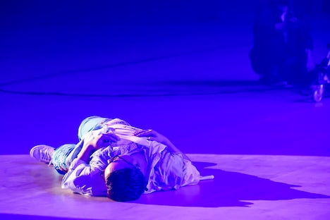 倒れる休日課長（B）。（撮影：小境勝巳）