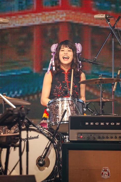 「無垢な季節」演奏中のほな・いこか（Dr）。（撮影：小境勝巳）