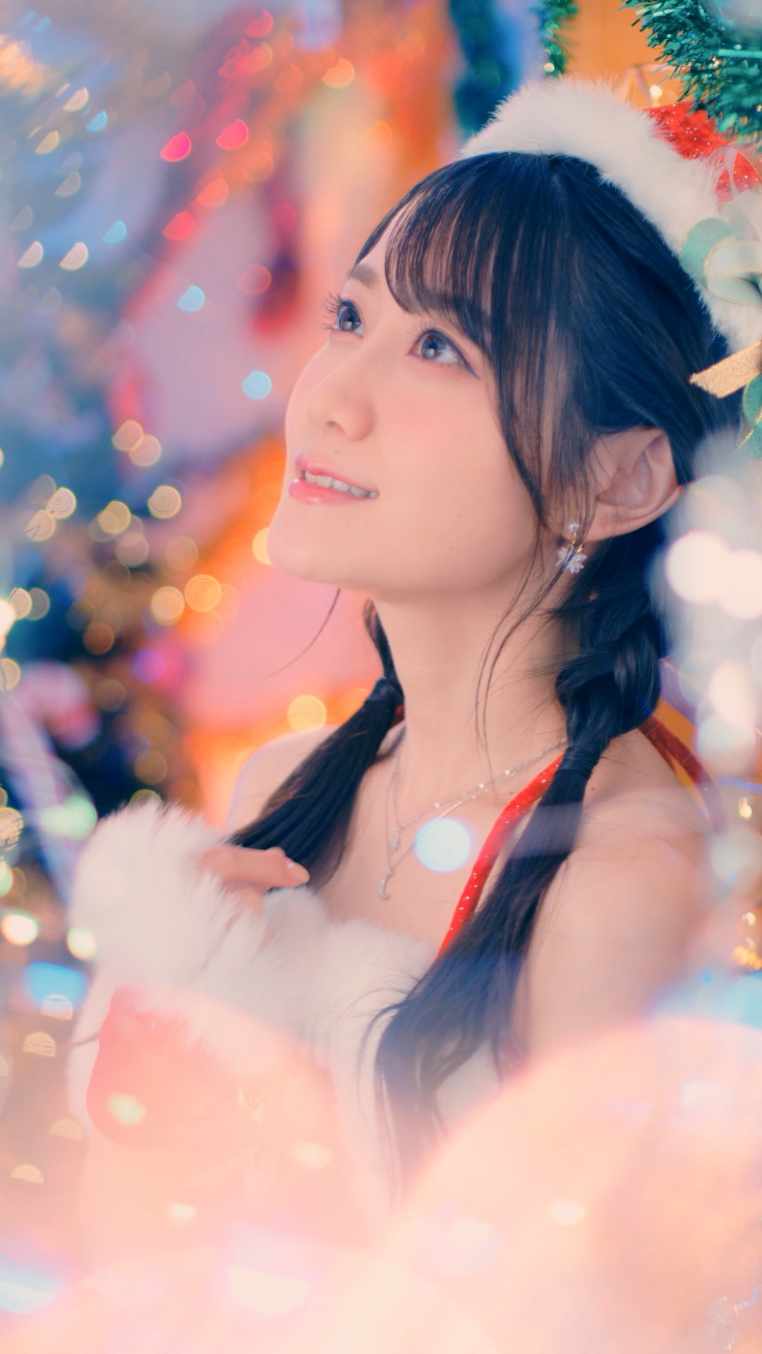 小倉唯「Very Merry Happy Christmas」ミュージックビデオより。