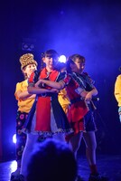 新曲「君が一番かっこいいじゃん」パフォーマンス中のSAKA-SAMA。（撮影：畔柳純子）