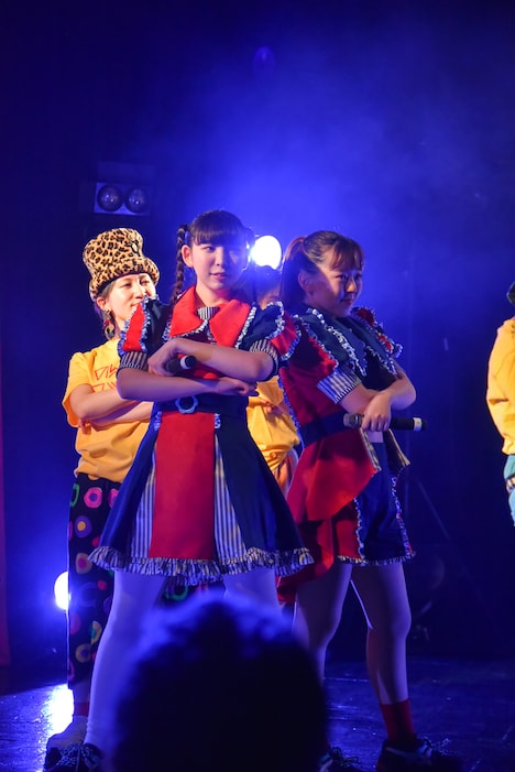 新曲「君が一番かっこいいじゃん」パフォーマンス中のSAKA-SAMA。（撮影：畔柳純子）