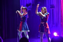 マイクスタンドを使って新曲「朝も夜もおなじ」を披露するSAKA-SAMA。（撮影：畔柳純子）