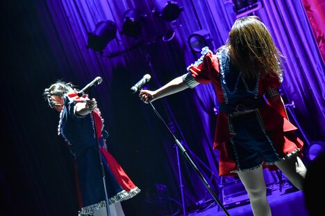 マイクスタンドを使って新曲「朝も夜もおなじ」を披露したSAKA-SAMA。（撮影：畔柳純子）