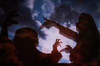 伊野尾慧（Hey! Say! JUMP）×アヴちゃん（女王蜂）のページより。(c)NYLON JAPAN