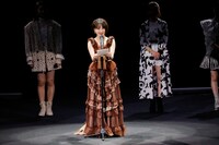 自身の思いをつづった手紙を読み上げる船木結。