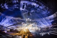 SUPER BEAVER「SUPER BEAVER 15th Anniversary 都会のラクダSP～ 全席空席、生配信渾身～」の様子。（撮影：青木カズロー）