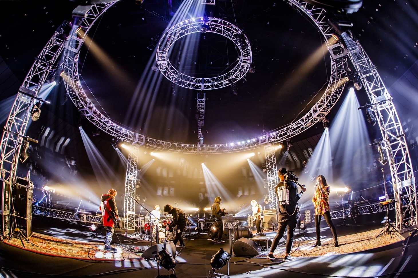 SUPER BEAVER「SUPER BEAVER 15th Anniversary 都会のラクダSP～ 全席空席、生配信渾身～」の様子。（撮影：青木カズロー）