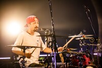 藤原"32才"広明（Dr）（撮影：青木カズロー）