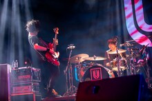 左から田淵智也（B）、鈴木貴雄（Dr）。（Photo by Viola Kam［V'z Twinkle］）