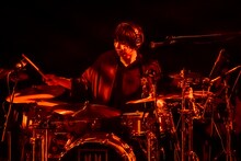 鈴木貴雄（Dr）（Photo by Viola Kam［V'z Twinkle］）