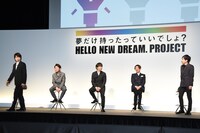 順番を間違えて前に出てきてしまった櫻井翔とそれを指摘する二宮和也。