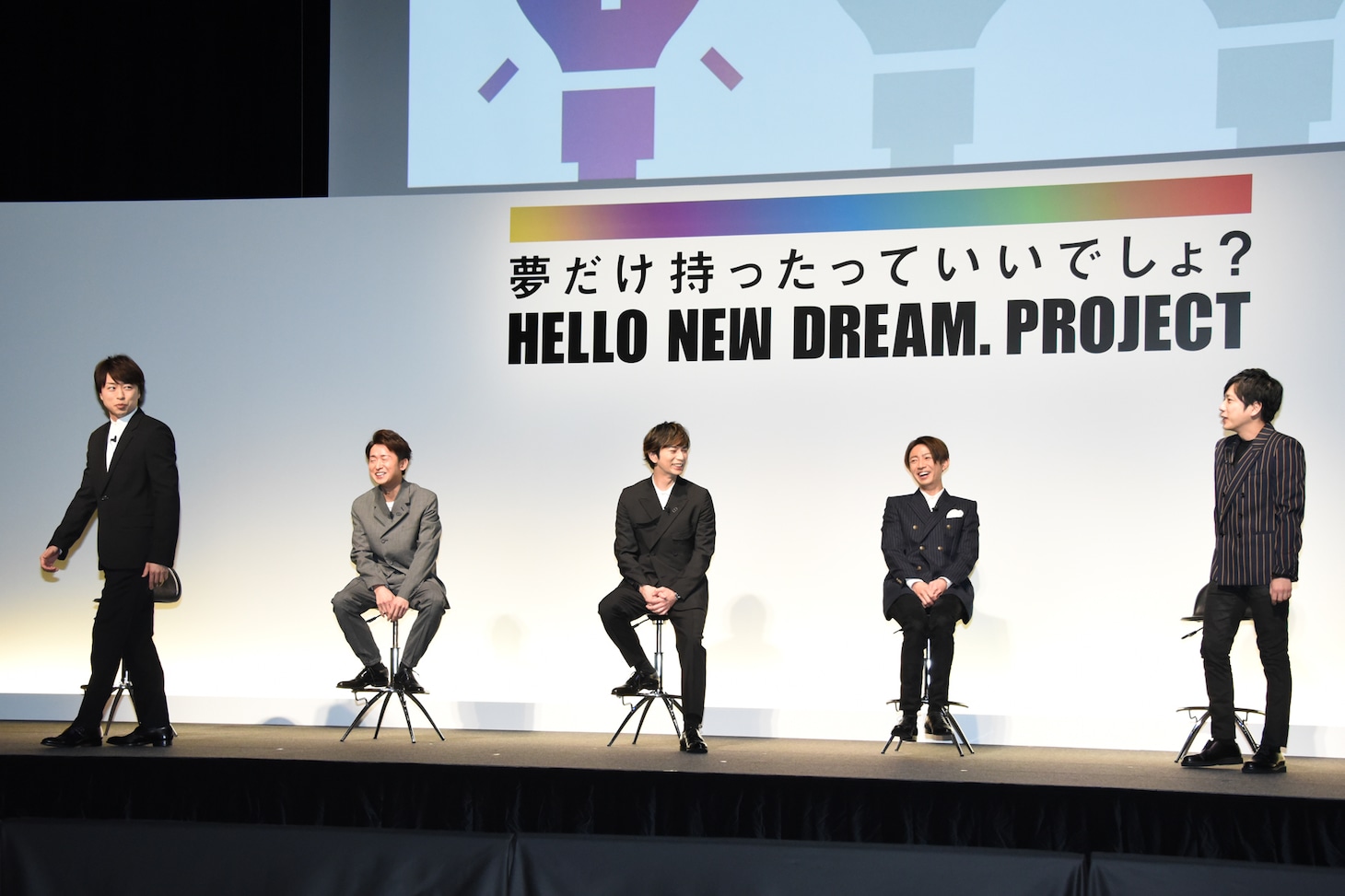 順番を間違えて前に出てきてしまった櫻井翔とそれを指摘する二宮和也。