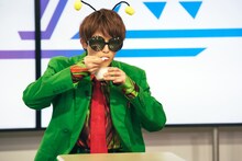 「利きハチミツゲーム」挑戦中のタクヤ。