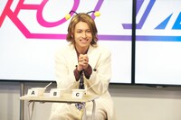 「利きハチミツゲーム」挑戦中のタカシ。