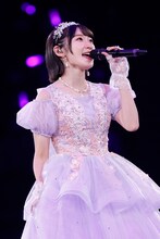 「続いていくSTORY（Symphonic Version feat. Karin）」を歌う宮本佳林。（写真提供：アップフロントプロモーション）