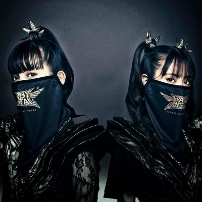 Savior Maskを着用したBABYMETAL。