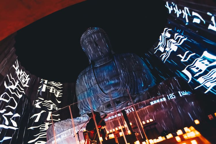 Amazarashi 大仏プロジェクションマッピングで魅せた初配信ライブ 末法独唱 雨天決行 ライブレポート 写真8枚 音楽ナタリー