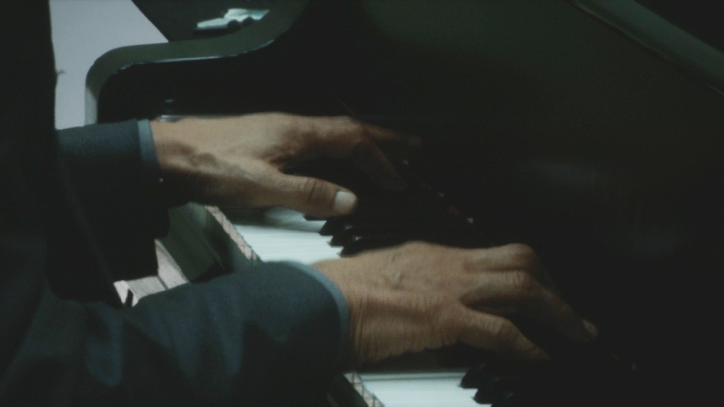 「Ryuichi Sakamoto: Playing the Piano 12122020」の配信画面。