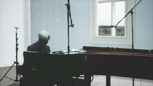「Ryuichi Sakamoto: Playing the Piano 12122020」の配信画面。