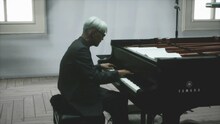 「Ryuichi Sakamoto: Playing the Piano 12122020」の配信画面。