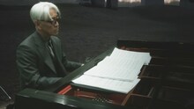 「Ryuichi Sakamoto: Playing the Piano 12122020」の配信画面。