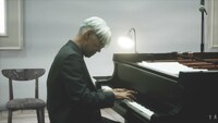 「Ryuichi Sakamoto: Playing the Piano 12122020」の配信画面。