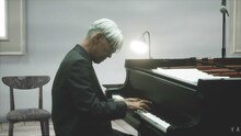 「Ryuichi Sakamoto: Playing the Piano 12122020」の配信画面。