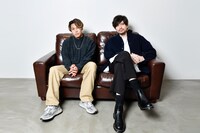 左からRIKU、城田優。