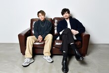 左からRIKU、城田優。