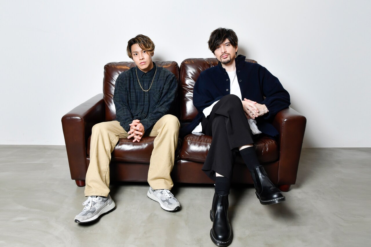 左からRIKU、城田優。