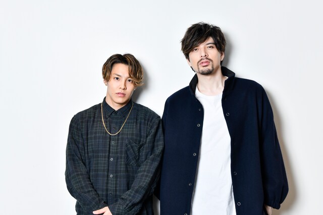 左からRIKU、城田優。